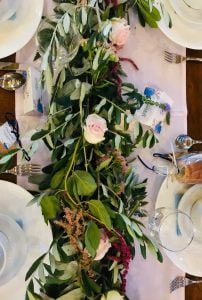 Asztali élővirágdekoráció olajág futóval és pasztell virágokkal- MISS LULLI Decor