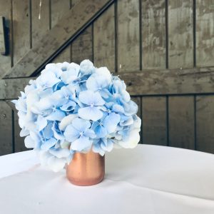Kék hortenzia világos rózsaszín bérelhető abrosz és rosegold összhang rusztikus asztaldísz- MISS LULLI Decor