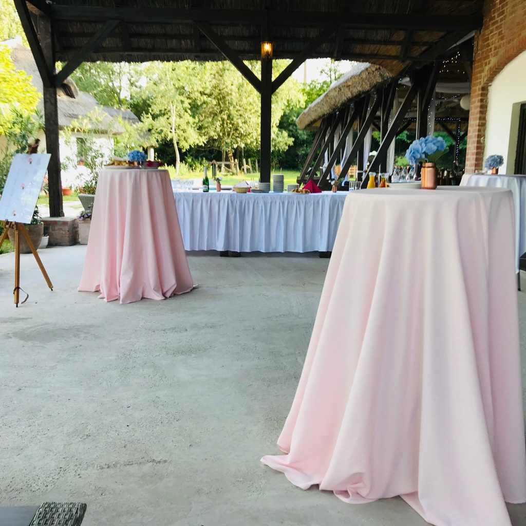 Különleges világos rózsaszín könyöklőabroszok bérelhető esküvődekoráció-MISS LULLI Decor