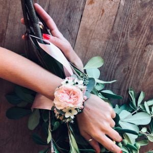 Élővirág csuklódísz koszorúslány virág rusztikus esküvői dekoráció- MISS LULLI Decor