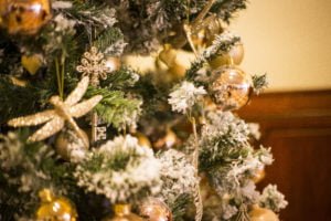 Havas karácsonyfa csillogó pezsgő színű díszekkel- MISS LULLI Decor